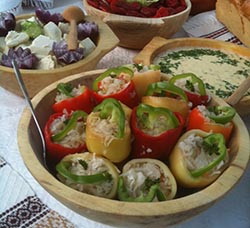 Punjena paprika je česta varijanta serviranja salate