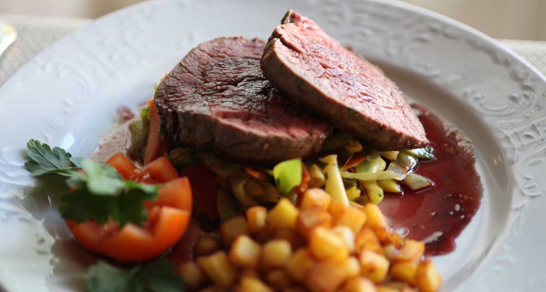 Juneći biftek na posteljici od sezonskog povrća