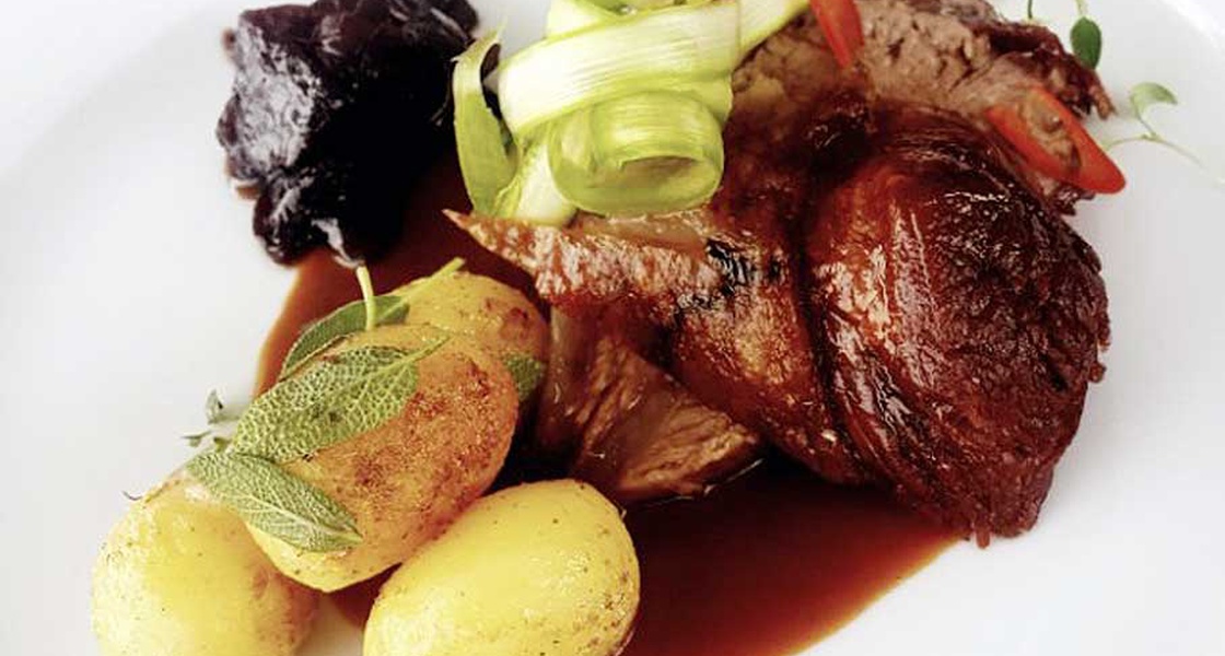 Teleća koljenica ispod peke, džem od crvenog luka i mladi krumpir na maslacu sa začinskim biljem