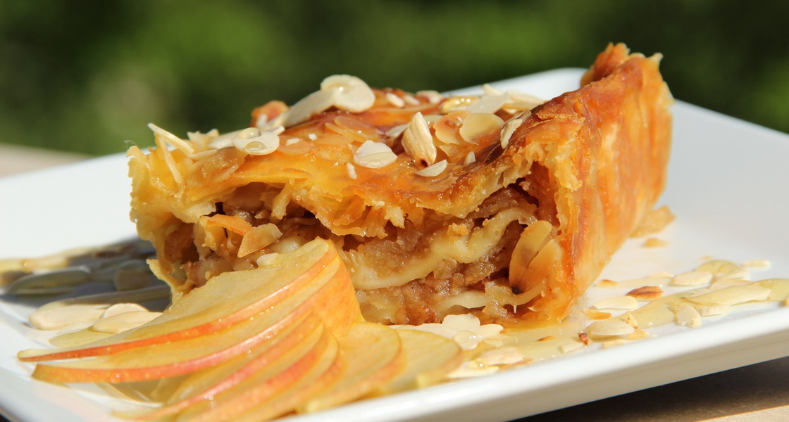 Antička savijača od jabuka, badema i meda