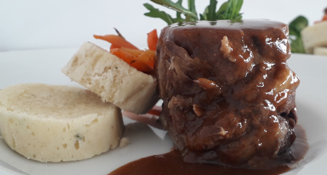 Sporo pečena teletina u umaku od vina s germ knedlama