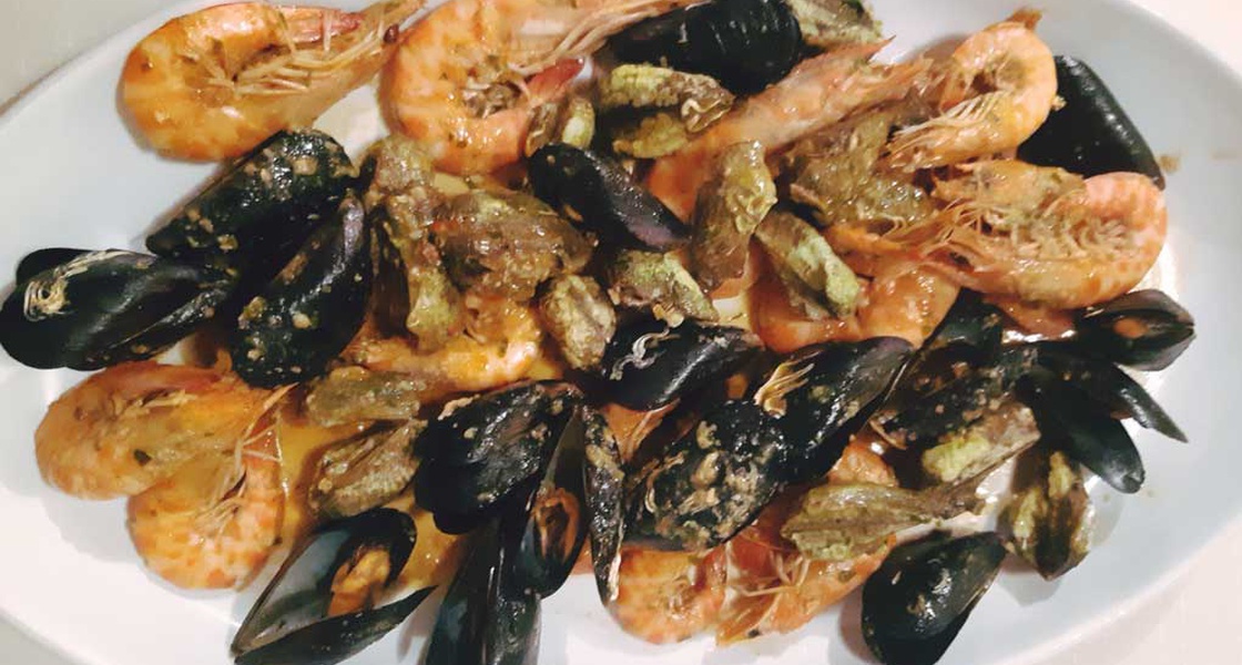 Miješana buzara od prukljanskih kozica (škriljuna), škampi i školjaka iz Prukljanskog jezera