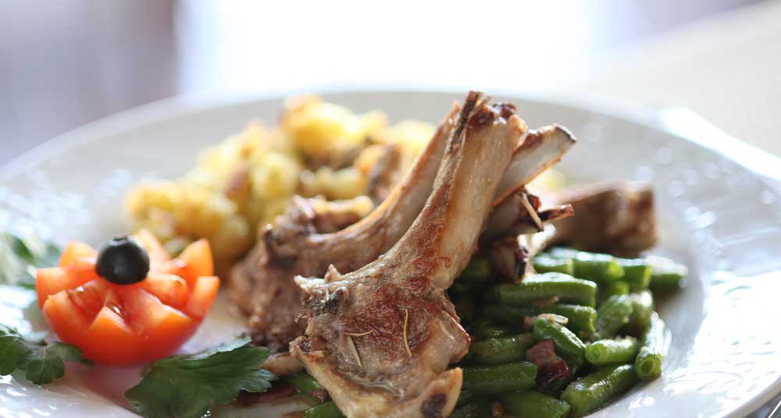 Janjeći kotleti s restanim krumpirom i mahunama