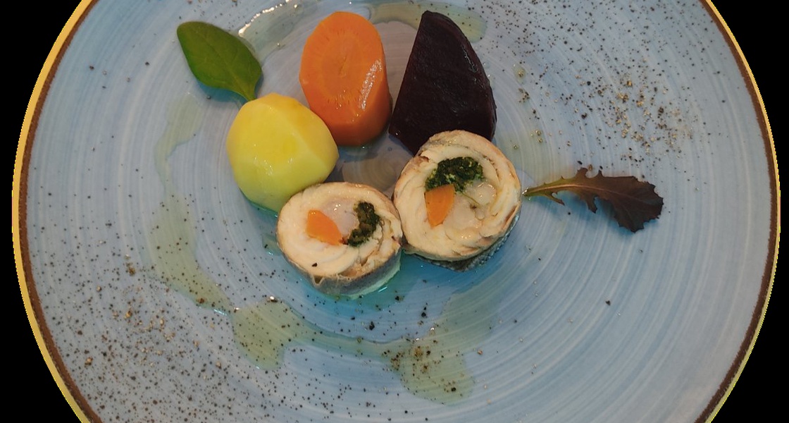 Poširani filet brancina punjen smjesom od škampi, blitve i mrkve