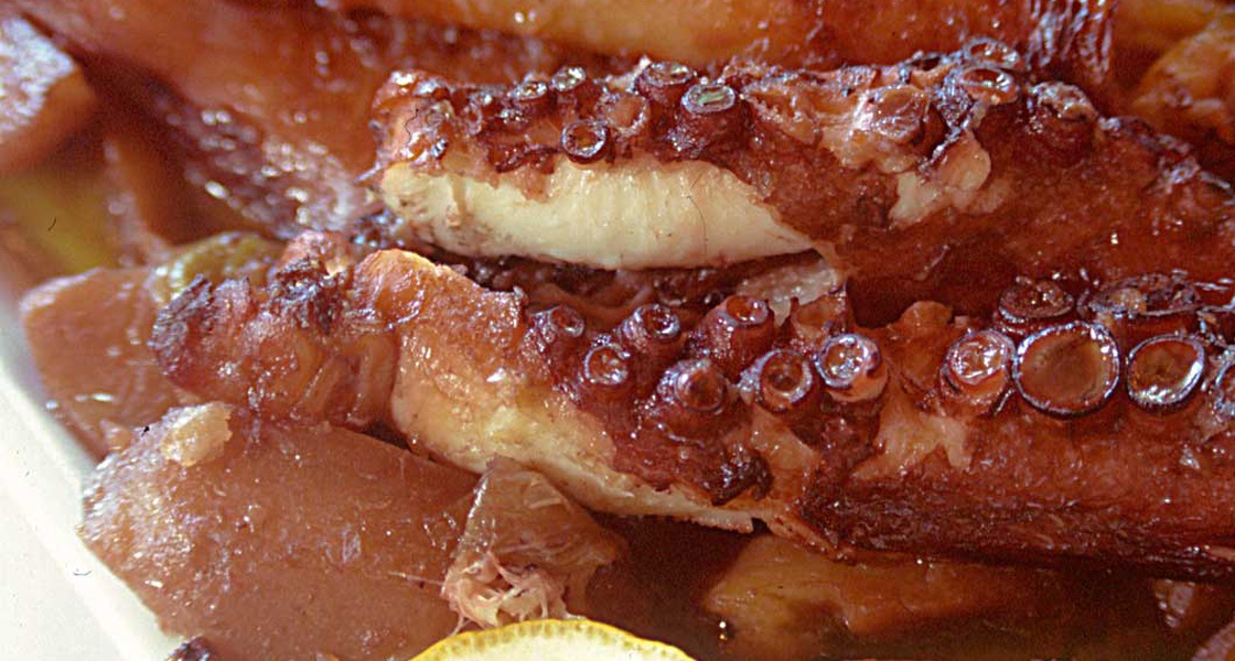 Hobotnica i lignja pod pekom s krumpirom