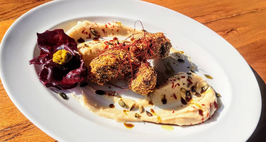 Teleći obrazi u bučinim košticama s pireom od celera i majonezom od buče