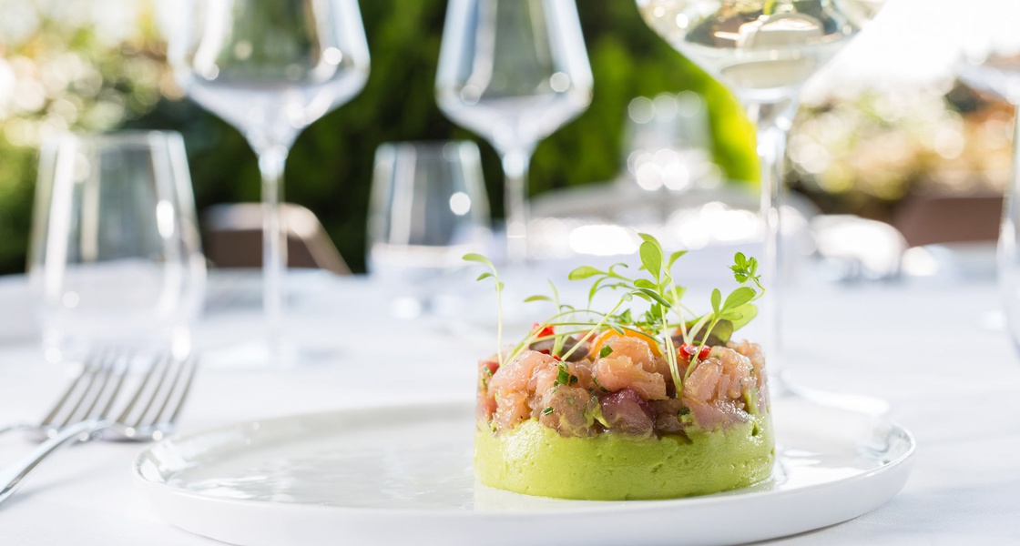 Tartar od palamide, čili, žutanjak od prepelice, avokado