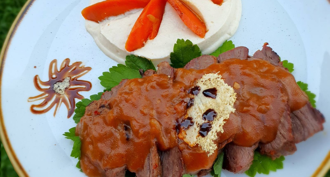 Ramstek s karameliziranim lukom i pireom od celera